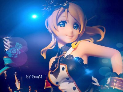 海淘Alter绚濑绘里圆满收官！包装牢固无破损，到手全新品相绝。金发垂顺有光泽，冰蓝眼眸澄澈，学姐气场拉满。偶像服配色精准，裙摆荷叶边层次分明，彩球金属蓝涂装亮眼，可换表情解锁多神态。涂装干净无翻车，身形比例匀称，肤色自然，正版品质抗打，缪斯粉狂喜，摆柜瞬间封神！