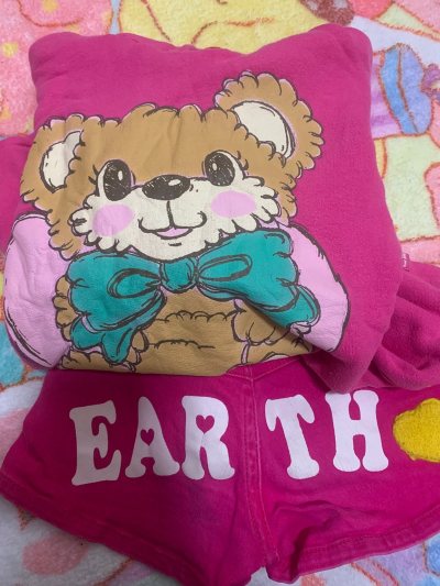 这一单到达的非常快，新的物流方式真的很给力，接下来还会继续使用这种方式，这次买了很多护肤品，国内太多假货了，这里买很方便。也收到了很多好看的衣服