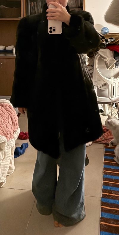 超级爱！90cm长度加上税费和运费一共一千出头拿下！感觉算是捡漏了哈哈！冬季出的貂都好贵….
质量超级好，穿上后非常非常暖和～ 物流也很丝滑，两个星期不到就送到了