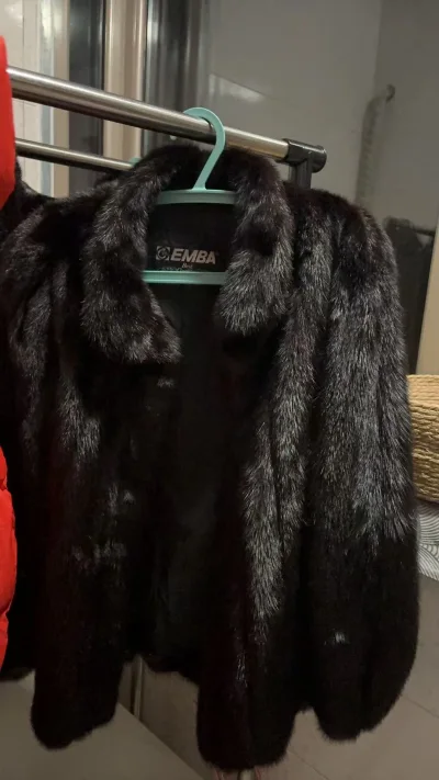 购物瘾上来了，继第一次挖到漂亮的貂皮之后又下单了两件不同品牌的貂皮外套，一件是emba的短款黑色还有一款是fiancese的翻领黑色貂皮外套跟第一次的那件非常相似，多拍的可以给姐妹分享…..