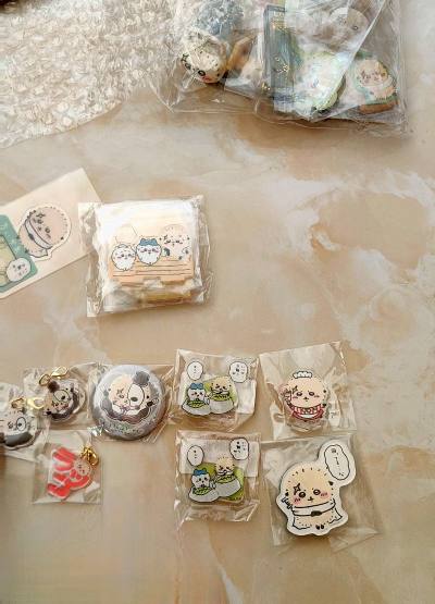 2026年1月挖煤姬竹蜻蜓物流的包裹到咯！国际海淘这时效真的太顶了，下单后没等多久就收到，完全超出预期～ 包裹包得那叫一个严实，硬纸箱加多层气泡膜，里三层外三层裹得稳稳的，拆开一点损伤都没有！收到了很多獭师小物，煤炉真的小物打包出的蛮多的，超级开心收到了满满一箱包裹...