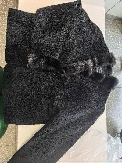 挖煤姬第四切，一件卡拉库羊毛拼水貂毛的短款外套
整体成色可以，价格也不错，没有明显的瑕疵
还会继续挖好货！