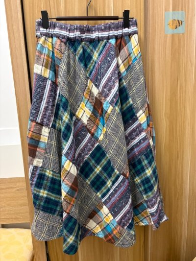 这次购买的是三件衣服，连衣裙很可爱，半裙也很有质感，选择的是邮政EPL。半个月左右我就收到了，包裹完整，挖煤姬的页面简洁方便。适合我这种新手小白用，人工客服响应也很迅速，自动计算运费省时省事。物流速度快，积分优惠多多，很适合新人入坑，感谢挖煤姬帮我买到心仪的宝贝!这...