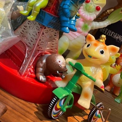 一直对m1号有好感 这只布斯卡三轮车的配色是我觉得所有里涂装最漂亮的 淡黄色 还是夜光的 放在柜子里摆着超美！