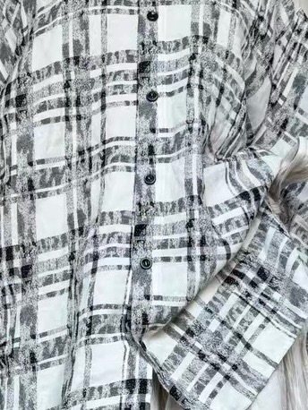 格纹衬衫外套实物比图片还好看，颜色是很干净的浅灰偏白调，格纹不杂乱，看起来很温柔耐看。毛衣是粗毛线的很有分量。