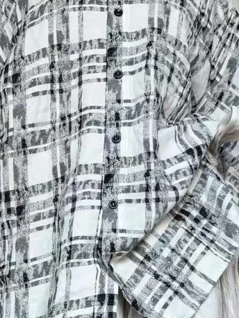 格纹衬衫外套实物比图片还好看，颜色是很干净的浅灰偏白调，格纹不杂乱，看起来很温柔耐看。毛衣是粗毛线的很有分量。