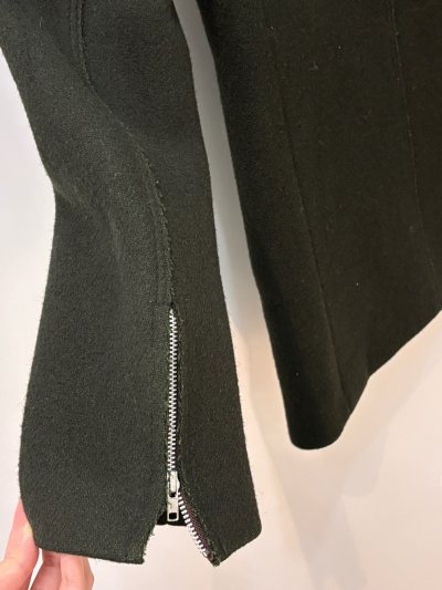 操作便利，到手完好无损。外套很厚实实穿，没有损坏的地方，背心也很特别，条纹图案很经典百搭，都很喜欢噢！