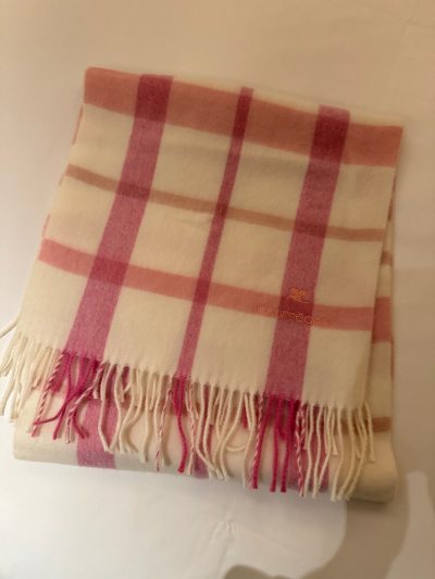 挖煤姬淘到的围巾太喜欢了～中古款不容易撞款，而且设计也不过时，最重要的是成色很新。这几次的物流速度都很快，让海淘变得不再那么漫长，新的一年还希望淘到好东西～