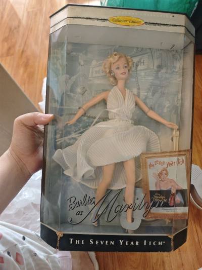 作为痴迷90年代复古芭比的收藏党，淘绝版老娃一直是我的执念，却总被语言障碍、运输风险和真假难辨的问题劝退，直到遇见挖煤姬，才算真正实现“梦中情娃自由”！这次蹲了大半年的复古芭比礼盒，在煤炉终于刷到好价，抱着忐忑心态下单，结果体验直接封神！
 
平台的实时翻译功能太贴...