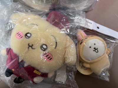 谁懂啊！挖煤姬切回来的玩偶们终于到啦?
奶fufu的兔子装自嘲熊+制服乌萨奇，软乎乎的手感直接把我萌化了！
挖煤姬这次物流快到惊喜，打包也超级用心，每个崽都被保护得好好的，原吊牌都齐全！
以后买日谷都可以选择挖煤姬了，海淘新手也能闭眼冲！