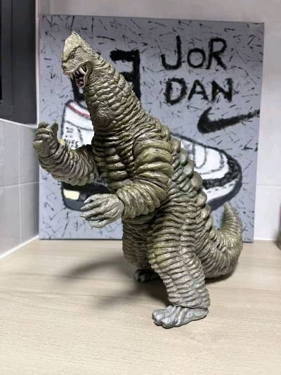 安全下车，EMS速递还是非常棒的，打包也很给力，身上没有丝毫掉漆蹭色。十多年的东西了发光居然还是完好的，整体效果太棒了，就像剧中走出来的一样。平台拍照服务也很棒，细节基本都拍到了，买得放心。