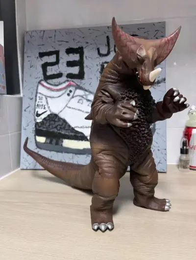 什么叫巨物，这款哥莫拉就很好的体现出了“大即正义”。超过30cm的高度及28cm的长度，完美诠释怪兽殿下哥莫拉的巨大及威严。平台对尾巴的打包很用心，在关键部位做了不少填充，点赞！