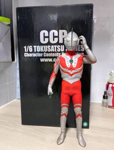 “宇宙超人，睁开眼睛，我是沙福林~”那位大人的周边本就不多，大比例的更是少之又少，有幸通过平台购入这款ccp佐菲，形象完美还原初代奥特曼最后一集佐菲大人的动作姿势，同时细节在于还附带了贝塔魔棒的特典配件。因为这款佐菲有相对巨大的盒子，又是考验平台打包的时候了，但让我...