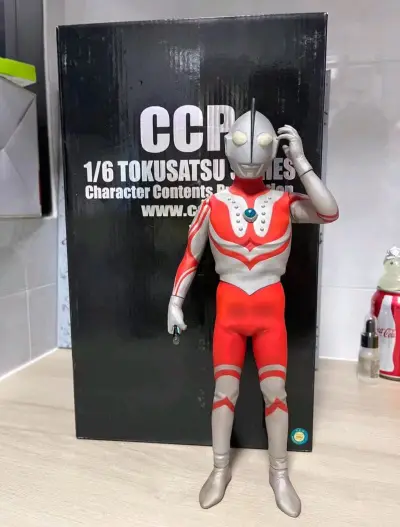 “宇宙超人，睁开眼睛，我是沙福林~”那位大人的周边本就不多，大比例的更是少之又少，有幸通过平台购入这款ccp佐菲，形象完美还原初代奥特曼最后一集佐菲大人的动作姿势，同时细节在于还附带了贝塔魔棒的特典配件。因为这款佐菲有相对巨大的盒子，又是考验平台打包的时候了，但让我...