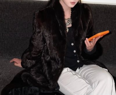 第一次在挖煤姬下单商品，从拍下付款到开箱验货经历了漫长的半个月。但这一切都是值得的！！衣服实物非常漂亮，很柔软，没有瑕疵，没有氧化，没有虫蛀，太棒了！！！！也是在挖煤姬上实现貂貂自由啦～