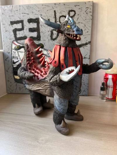 登场于艾斯奥特曼最后一集的强博王绝对是超兽系列中的经典角色，融合多只超兽和宇宙人后的巨大体型在这款xplus上得到很好的体现。虽然没有盒子，但得益于平台优秀的打包和可靠的物流，到手没有任何损坏，平台相关服务也很到位，是非常不错的一次购物体验。