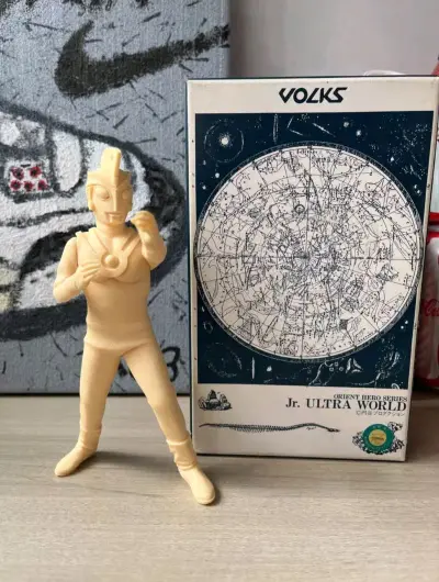 树脂材质的“千手”艾斯奥特曼模型，由volks公司在90年代生产，是一款比较稀有的“老模”，主体有多达7只替换手，可摆出多种姿势。因此款模比较稀有，搜索难度较大，但平台提供的识图服务让我很快找到了这款宝藏模型，很方便。