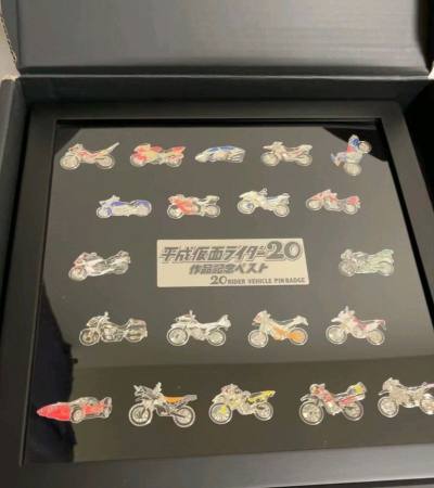 日淘假面骑士20周年纪念CD到手！3碟装完整无缺，盘面无划痕，音质绝了，平成主题曲全收录，包装八角尖尖，体验超赞，特摄粉闭眼冲！