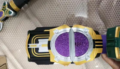 日淘尼格尔安全下车！作为剑系列反派腰带，扭曲音效是最大亮点，但玩法相对简单，毕竟只有一个Nega Form形态。不过对电王粉来说，这个反派腰带的收藏价值拉满，推荐系列真爱粉入手！