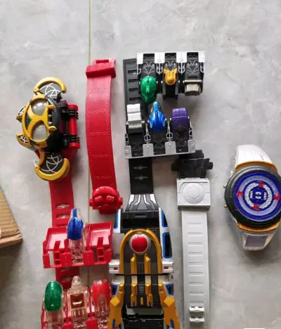 蹲了超久的Kiva DX双腰带终于日淘拿下！卖家实拍确认月骑蝙蝠盒LED灯效正常、IXA记忆体齐全，走空运+硬壳加固，到手盒子没压痕。月骑獠牙形态变身流畅，IXA可切换现代/过去双模式音效，两款腰带还能解锁隐藏联动台词，平成骑士粉圆梦时刻，这次日淘太值了！