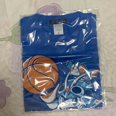 这次在挖煤姬上入手的是来自日本的万代假面骑士和岛根篮球队的联名短袖。
整体使用下来，挖煤姬的体验确实很棒：从浏览商品、下单到支付，整个流程非常顺畅，效率很高。
价格优势与打包用心：平台上的商品价格有时会比国内更有优势。而且，商家的打包非常仔细，收到的物品完好无损，这...