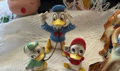 在挖煤姬淘到迪士尼陶瓷系列周边超惊喜，入手了迪士尼全人物陶瓷大摆件、三只鸭子陶瓷摆件还有小狗姐陶瓷组合，平台商品实拍细节超清晰，品相和描述完全契合，中古陶瓷的质感一眼心动，合单下单流程也特别顺畅，新手操作也毫无压力。物流选了海运件，原本以为时效会偏慢，没想到比预期快...