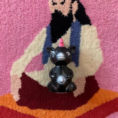 收到了电动怪兽俱乐部的黑皮布斯卡 刚开始没get到这个配色 后面看到有朋友发了这只存钱罐 一下种草了 特别萌！