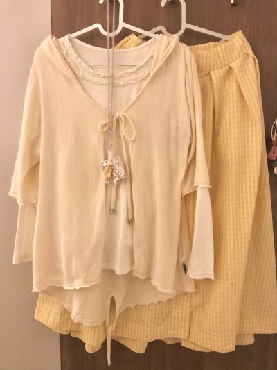 又买到了超级可爱的小猪牌 副线小猪牌的黄色帽衫特别喜欢 棉麻的料子很舒服 是淡淡的奶黄色 超级喜欢啊啊啊啊