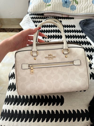 包包收到手特别大 虽然和照片里有点相差 但是颜值特别高 适合手提 容量也挺大的 没有什么太大的瑕疵 包包特别百搭 适用于很多场合