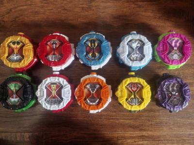 入手时王表盘质感超赞，漆面光滑无毛刺，联动音效清晰还原剧中，卡扣紧实不松动，细节做工很到位，把玩手感超棒，假面骑士粉闭眼入，性价比拉满！