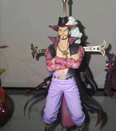 鹰眼在我心里真是神级的存在，充满了神秘感，实力顶尖，pop的系列都很帅。每个海贼王粉丝的柜子都不会缺少吧？