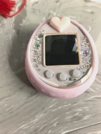 我真的太爱这个电子宠物机了，粉粉嫩嫩颜值超级高 实物跟买家展示完全一致 还接受了我的还价请求 物流部分 发货清关都很顺利和迅速 包装也没任何问题 再次感谢！体验非常完美！