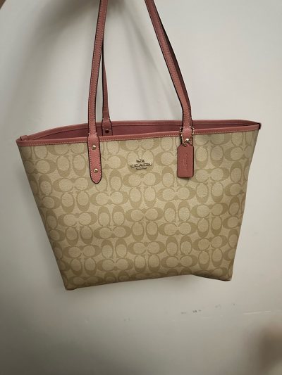 粉色特别好看 很少有见到粉色的 他这个粉色是淡粉色 特别好看 容量特别大 肩带虽然有瑕疵 但是自己换一个就好了 其他地方没有什么磨损 和图片里相差多不大