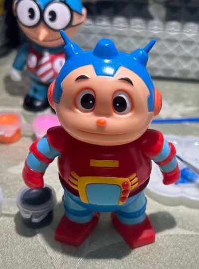 一直心心念念这个小机器人 主角团里的小勇士 看起来就很天真善良 每次把玩都能想起小时候的那段快乐时光 看脑波子动漫的那个夏天真的很幸福感谢挖煤姬把我传送到了我的童年时光