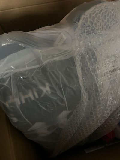 物流比预期快，打包一层塑料袋一层泡沫膜再包一层纸！非常靠谱！收到几乎没有磕碰和损坏！这单也安全过关没被税！算了算非常好的价格切到了！