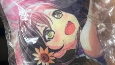 终于收到这枚执念已久的纸片set，保存状态超棒，烫银纹路清晰，色彩依旧鲜亮。多亏挖煤姬，帮我圆了心愿！免费合单超实用，客服响应及时，打包严实不怕损，物流高效有保障，谷子人必备的日淘好帮手，真心推荐！