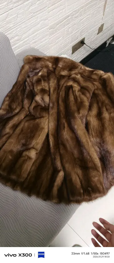 这件水貂大衣质感绝了，细腻的貂毛丰盈蓬松，上手软糯如云，贴身穿温煦又亲肤。版型剪裁利落大气，垂坠感拉满，自带高级光泽感，上身衬得身姿挺拔，显贵又有格调，冬日穿搭的质感担当，氛围感直接拉满。