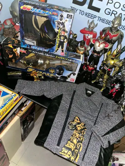 以后真成了老子儿子都玩cos，给未来儿子准备的爆龙战队爆炎黑cos套装，全新未开封，保存的很好，配上之前买的剧中夹克加上变身手环和专属武器，想想以后的都有意思。