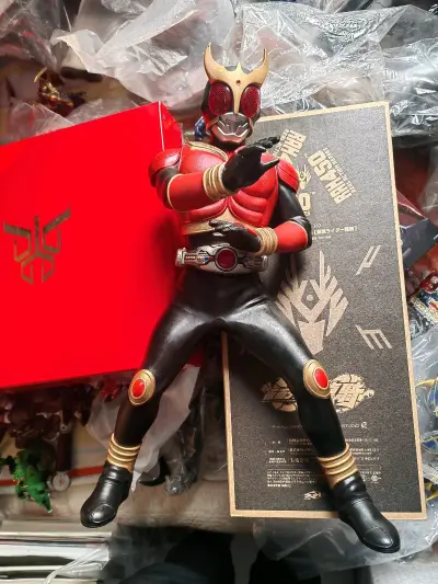 特摄大胶爱好者新入一个京本收藏系列大胶假面骑士空我全能形态起手式，成色很不错，朋友也很喜欢空我的周边玩具，送一个给他得高兴坏。