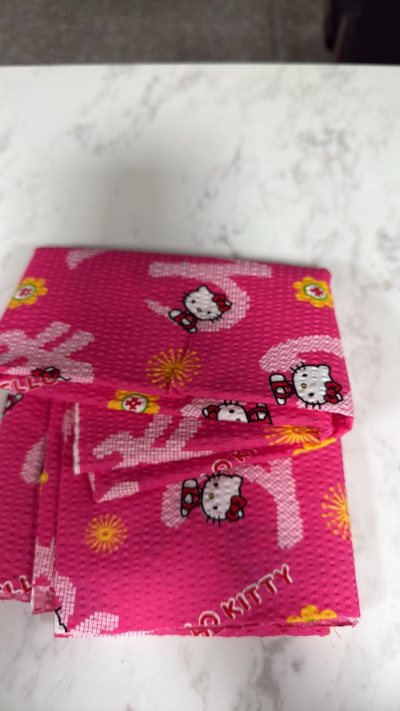 这次的这一箱真的太厉害啦，全是中古绝版布料，真的太喜欢了，每块布都端详好久舍不得放下 太喜欢了，看到好看的更是挪不开眼