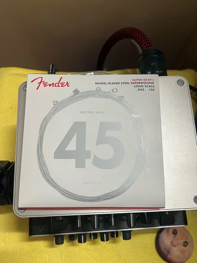 尝试一下fender的这款琴弦，型号是8250，130-45规格的，买两套下来比国内便宜，很划算，下次再买两套