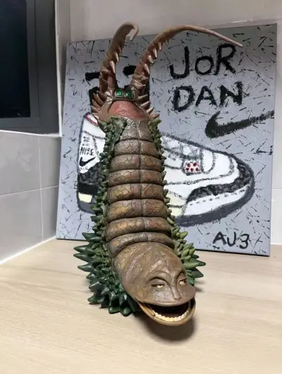 今天给大家分享一下从平台新买的比利肯商会系列双尾怪（茨因特尔），作为地底怪兽古敦的美餐，双尾怪的长相可以说相当抽象了，睿智的眼神加上标志性的双马尾，真的很难想象55年前设计师的超前设计思路！这款双尾怪有35cm高，非常还原剧中形象，但是需自行组立，还是很考验大家的动...