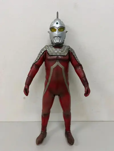 来自2003年的王牌飞行员系列奥特赛文，可以说是很还原后期赛文的皮套了，各处细节相当到位。同时这次破天荒的使用了竹蜻蜓和合单服务，平台工作效率还是可圈可点的，运费实惠的同时也没比我经常使用的EMS慢多少，总之还是非常不错的。