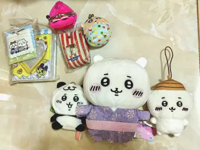 挖煤姬竹蜻蜓物流的包裹又到啦，这时效真的绝了，国际运输嗖嗖的，比预想快太多！拆开外层箱子直接被惊艳，加厚纸箱超结实，里面气泡膜缠得严严实实，每个宝贝都被护得好好的，一点磕碰都没有！
大厨乌萨奇的圆脸蛋露出来时，忍不住笑了——这端正的样子，像个认真等着被夸的小厨师。獭...