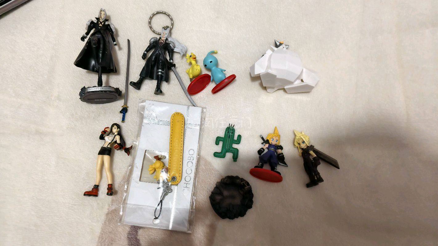 在挖煤姬淘的FF周边安全下车！莫古力灯的星星造型超治愈，开灯后暖光氛围感拉满；克劳德玩偶软乎乎的，刺绣细节还原度很高；手办挂件质感扎实，没有毛刺。挖煤姬的捆包用了硬纸盒+多层气泡膜，收到时所有周边都完好无损，物流周期也符合预期，日淘体验超棒，FF同好可以放心冲！