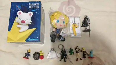 在挖煤姬淘的FF周边安全下车！莫古力灯的星星造型超治愈，开灯后暖光氛围感拉满；克劳德玩偶软乎乎的，刺绣细节还原度很高；手办挂件质感扎实，没有毛刺。挖煤姬的捆包用了硬纸盒+多层气泡膜，收到时所有周边都完好无损，物流周期也符合预期，日淘体验超棒，FF同好可以放心冲！