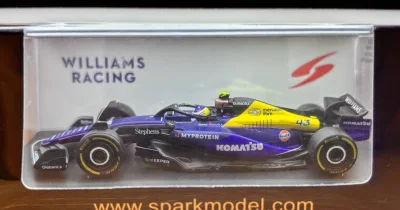 这款模型车整体品质超出预期，做工精细，车身细节还原度高，质感出色，漆面光滑无瑕疵。包装严实完好，无磕碰损坏，摆放展示效果极佳，性价比很高，平台购买体验也很好