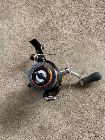 收到了渔具，上手很好，成色很新，虽然是老款，但是用起来真的不错，淘到好物，而且选择的海运方式，一个月都不到就收到，通关速度挺快，我还是很满意了，满意挖煤姬的速度，服务好，客服回复的很有耐心，挖煤姬推荐使用，不过要自己看好再买。