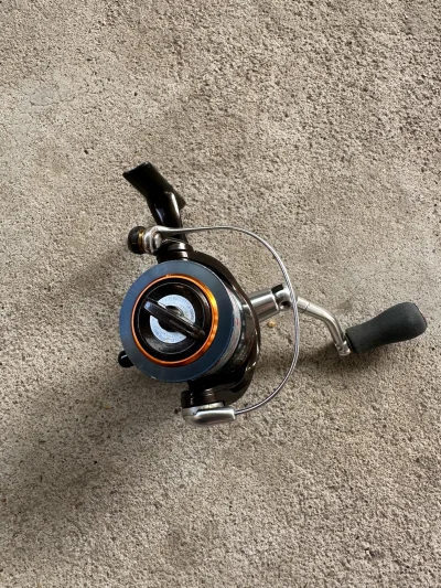 收到了渔具，上手很好，成色很新，虽然是老款，但是用起来真的不错，淘到好物，而且选择的海运方式，一个月都不到就收到，通关速度挺快，我还是很满意了，满意挖煤姬的速度，服务好，客服回复的很有耐心，挖煤姬推荐使用，不过要自己看好再买。