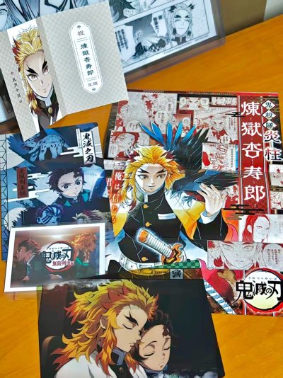 这次又在挖煤姬买到了大哥！纸箱硬挺，内部加固得稳稳当当。竹蜻蜓物流又快又稳，跨越山海完好抵达！
打开瞬间被点燃了！大哥的海报真是气魄十足。每一件都崭新完美，保护得超细心♪( ´▽｀)